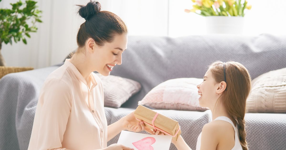 mom receiving a mother's day gift | Yuganov Konstantin via Canva.com